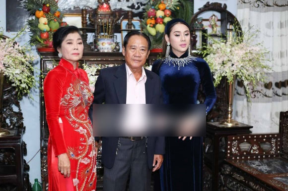 Lâm Khánh Chi diện áo dài nhung xanh dịu dàng, tất bật chuẩn bị cho hôn lễ ngày mai Lâm Khánh Chi diện áo dài nhung xanh dịu dàng, tất bật chuẩn bị cho hôn lễ ngày mai